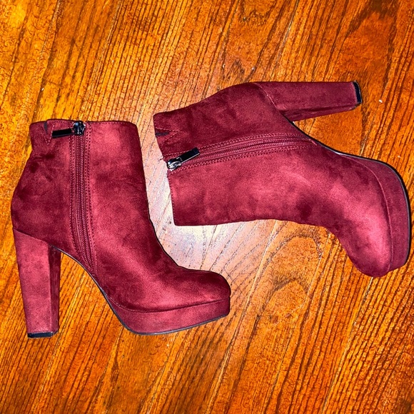 Womens size 6 booties - Picture 2 of 6
